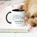 Mrs Black Modern Script Custom Wedding Pas getrouw Mok<br><div class="desc">Het moderne en casual zwarte kalligrafiescript "Mrs." de mok van de bruiloft van vrouwen kenmerkt douanetekst die met de nieuwe getrouwde familienaam van de bruid en trouwdatum/vastgestelde datum kan worden gepersonaliseerd. Maakt een perfect cadeau voor de nieuwe bruid!</div>