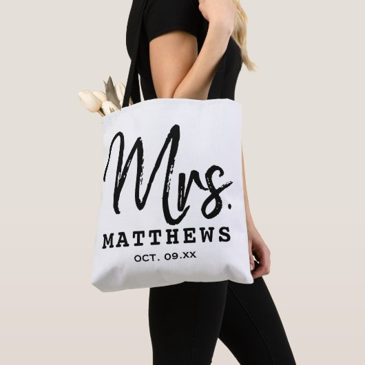 Mrs Black Modern Script Custom Wedding Pas getrouw Tote Bag (Dichtbij)