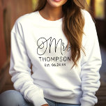 Mrs Black Modern Script Custom Wedding Pas getrouw Trui<br><div class="desc">Modern en casual chic zwart kalligrafie script "Mrs" vrouwen bruiloft sweatshirt beschikt over aangepaste tekst die kan worden gepersonaliseerd met de nieuwe getrouwde achternaam van de bruid en trouwdatum / datum vastgesteld. Perfect voor de nieuwe vrouw om te draag op de huwelijksreis en daarbuiten!</div>