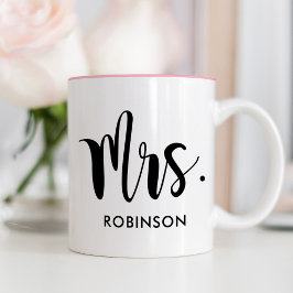 Mrs Black Modern Script Custom Wedding Tweekleurige Koffiemok