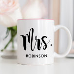 Mrs Black Modern Script Custom Wedding Tweekleurige Koffiemok<br><div class="desc">De eenvoudige en moderne mok van koffie kenmerkt Mrs in manuscript met de tekst van de familienaam douane. Perfect geschenk voor een pas gehuwd paar! Bezoek onze winkel voor de Mok van Mr Monogram.</div>