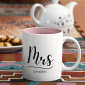 Mrs Black Modern Script Custom Wedding Tweekleurige Koffiemok
