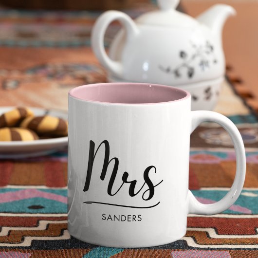Mrs Black Modern Script Custom Wedding Tweekleurige Koffiemok