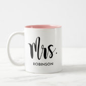 Mrs Black Modern Script Custom Wedding Tweekleurige Koffiemok (Links)