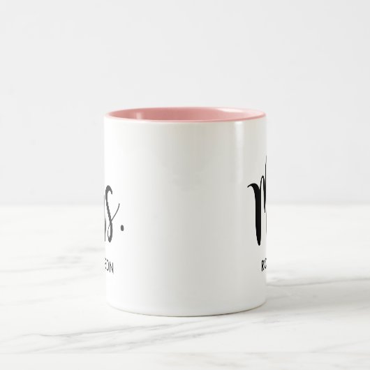 Mrs Black Modern Script Custom Wedding Tweekleurige Koffiemok (Center)