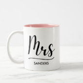 Mrs Black Modern Script Custom Wedding Tweekleurige Koffiemok (Links)