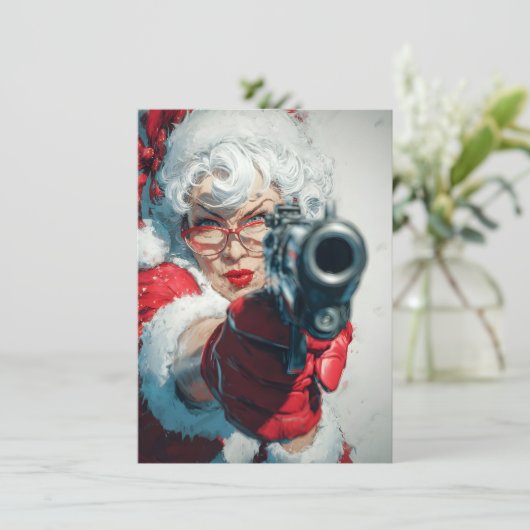 Mrs Claus has a Gun Funny Christmas Cards Feestdagenkaart (Staand voorkant)