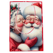 Mrs Clause Kissing Santa Schattige Kerstmis Medium Cadeauzakje (Voorkant)
