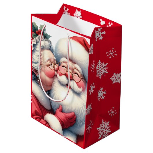 Mrs Clause Kissing Santa Schattige Kerstmis Medium Cadeauzakje (Achterkant Gekanteld)