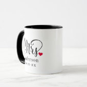 Mrs Elegant Script Heart Custom Wedding Monogram Mok (Voorkant links)