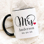 Mrs Elegant Script Heart Custom Wedding Monogram Mok<br><div class="desc">De gepersonaliseerde koffiemugs voor de onlangs gehuwde Mr en Mrs kenmerkt elegant zwart manuscript en de douane familienaam en de monogram van de trouwdatum die kunnen worden gepersonaliseerd. Het ontwerp bevat een schattig rood hartdetail. Maakt een geweldig trouwcadeau! Winkel onze winkel voor het coördinerende ontwerp van de mok.</div>