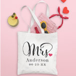 Mrs Elegant Script Heart Custom Wedding Monogram Tote Bag<br><div class="desc">Gepersonaliseerde Mrs. canvas tas voor de pas gehuwde bruid kenmerkt elegante moderne zwarte manuscript en klassieke stijl achternaam en trouwdatummonogram die kunnen worden gepersonaliseerd. Het ontwerp bevat een schattig rood hartdetail. Maakt een geweldig trouwcadeau! Koop onze winkel voor het coördinerende Mr.-tasontwerp.</div>