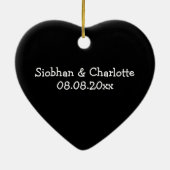 Mrs. en Mrs. Personalized Bold Font Lesbian Weddin Keramisch Ornament (Achterkant)