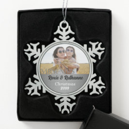 Mrs. en Mrs Silver Damask Foto Tin Sneeuwvlok Ornament