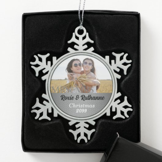 Mrs. en Mrs Silver Damask Foto Tin Sneeuwvlok Ornament (Kistje)