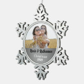 Mrs. en Mrs Silver Damask Foto Tin Sneeuwvlok Ornament (Rechts)