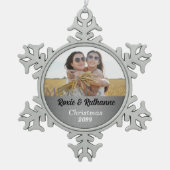 Mrs. en Mrs Silver Damask Foto Tin Sneeuwvlok Ornament (Voorkant)