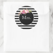 Mrs. met Black & White Stripes en Flowers Ronde Sticker (Tas)