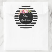 Mrs. met Black & White Stripes en Flowers Ronde Sticker (Tas)