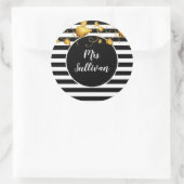 Mrs. met zwarte & witte stripes Gold Leaves Ronde Sticker (Tas)
