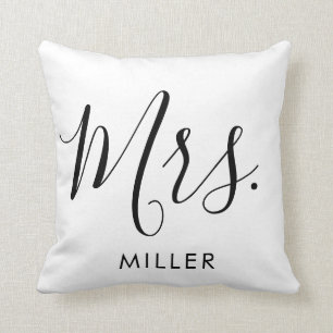 Mrs Modern Elegant Script Monogram Wedding Kussen