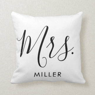 Mrs Modern Elegant Script Monogram Wedding Kussen