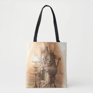 "Mrs Mouse Knitting" van Beatrix Potter Tote Bag