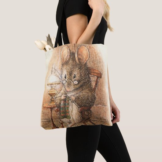 "Mrs Mouse Knitting" van Beatrix Potter Tote Bag (Dichtbij)