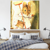 "Mrs Mouse Sweeps the Dollhouse" van Beatrix Potte Canvas Afdruk (Insitu (Slaapkamer))