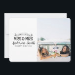 Mrs. & Mrs. Christmas huwelijksaankondiging Feestdagenkaart<br><div class="desc">Mrs & Mrs. Christmas trouwaankondiging fotokaart. Kondig uw blijde nieuws in stijl aan dit vakantieseizoen met deze trouwaankondiging en kerst / feestdag fotokaart. Verander de achtergrondkleur naar uw foto. Onderdeel van een collectie.</div>