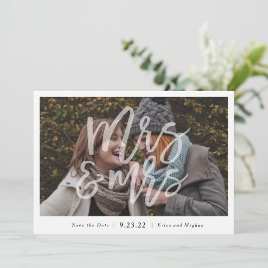 "Mrs. & Mrs." De foto bewaart de Datum Save The Date (Staand voorkant)