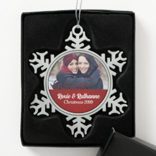 Mrs. & Mrs. Lesbian Marriage Red Damask Foto Tin Sneeuwvlok Ornament
