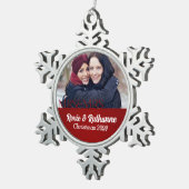 Mrs. & Mrs. Lesbian Marriage Red Damask Foto Tin Sneeuwvlok Ornament (Rechts)