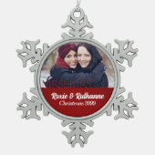 Mrs. & Mrs. Lesbian Marriage Red Damask Foto Tin Sneeuwvlok Ornament (Voorkant)
