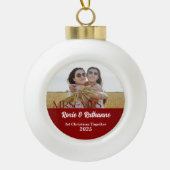 Mrs. & Mrs Ruby Red 1-kerstfoto Keramische Bal Ornament (Voorkant)
