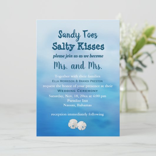 Mrs & Mrs Sandy Toes Bruiloft Nodig zand dollars u Kaart (Staand voorkant)