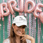 Mrs Name Pas getrouwd Bride Monogram Trucker Pet<br><div class="desc">Dit ontwerp kan worden gepersonaliseerd in het gebied dat wordt aangeboden door de foto en / of tekst te wijzigen. U kunt de Sjabloon ook aanpassen door op Deze optie aanpassen te klikken en vervolgens de knop te kiezen om de achtergrond aan te passen en de kleur van de achtergrond...</div>