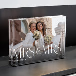 Mrs. Pas getrouwd Cadeau Modern Paar Foto Aandenke<br><div class="desc">Minimale en moderne pasgetrouwde paar foto blok. Eenvoudig en modern ontwerp met een volledig fotoontwerp. Pas aan met uw speciale foto,  jaar en naam. "Mrs & Mrs" foto overlay in een elegante typografie. Een perfect aandenken voor koppels die hun huwelijk vieren als mevrouw en mevrouw.</div>