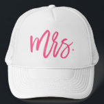 Mrs Pink Chic Script Trucker Pet<br><div class="desc">Dit ontwerp van pet is perfect voor de nieuw gehuwde bruid en biedt "Mrs." in een helder,  roze penseelscript.</div>