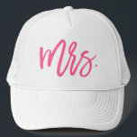 Mrs Pink Chic Script Trucker Pet<br><div class="desc">Dit ontwerp van pet is perfect voor de nieuw gehuwde bruid en biedt "Mrs." in een helder, roze penseelscript.</div>