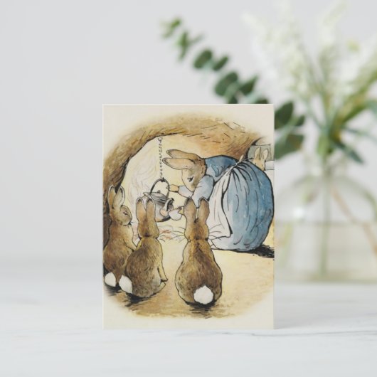 Mrs Rabbit Pours Tea door Beatrix Potter Briefkaart (Staand voorkant)