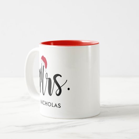Mrs Red Santa Hat Custom Holiday Monogram Tweekleurige Koffiemok (Voorkant links)