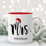 Mrs Red Santa Hat Custom Holiday Monogram Tweekleurige Koffiemok<br><div class="desc">De mok van de kerstvakantie kenmerkt Mrs in modern zwart manuscript met uw douanenaam. Een feestelijke rode kerstman die het ontwerp accentueert. Perfect cadeau voor een pas gehuwd paar dat hun eerste gehuwde kerstfeest viert! Bezoek onze winkel voor de Mok van Mr Holiday.</div>