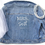 Mrs Script Bridal Custom Jean Wedding Denim Jacket<br><div class="desc">Vier en maak een statement met deze prachtige bruids denim jas! Maak prachtige herinneringen met prachtige after-the-ceremony fotoshoots! Gepersonaliseerd met achternaam en datum. Matching bruids party jassen met tekst secties zodat u hun naam en hun partij titel kan toevoegen is ook beschikbaar.</div>