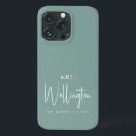 Mrs Script Green Custom Bride Name Pas getrouwd Case-Mate iPhone Case<br><div class="desc">Bereid je voor op je nieuwe leven als vrouw met deze telefoonzaak in turquoise: modern kalligrafiekscript in wit voor "Mrs." en je aangepaste tekst voor naam en trouwdatum. Koop er eentje voor jezelf (trouwens!) of als cadeau voor een nieuw bruid!</div>