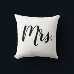 Mrs Script Slaapkamer Trouwkussen Kussen<br><div class="desc">Ons "mevrouw" script kussen is het perfecte cadeau voor pasgetrouwden.</div>