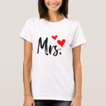 Mrs T-Shirt - Schattigee vrouw cadeau met rood har<br><div class="desc">Show uw "Mrs." -status in stijl af met dit schattige T-shirt met een gewaagd zwart script en twee rode harten. Of je nu een bruid-to-be, net getrouwd, of trots genomen, dit t-shirt voegt charme aan elke outfit. Geweldig voor casual draag, huwelijksreizen, vrijgezellenfeesten of als een doordacht cadeau voor uw favoriete...</div>