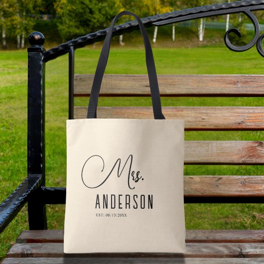 mrs tekst met aangepaste achternaam en datum Tote Tote Bag