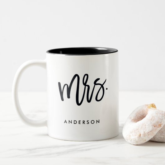 Mrs. Trendy Script Personalized Tweekleurige Koffiemok (Met donut)