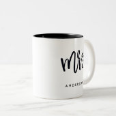 Mrs. Trendy Script Personalized Tweekleurige Koffiemok (Voorkant rechts)